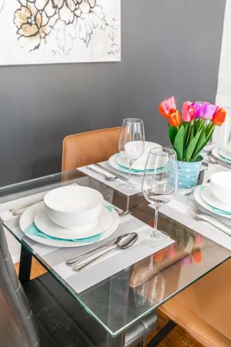 Upscale 1br - Boutique Apartment - Prime Downtown Location!