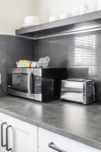 Upscale Studio - Boutique Apartment - Prime Walk Location!