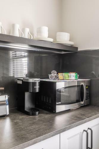 Upscale Studio - Boutique Apartment - Prime Downtown Location!