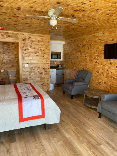Motel Raleigh Rooms & Taylor's Crafts
