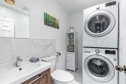 Newly Renovated - Modern 3br Apartment - Trinity Bellwoods!