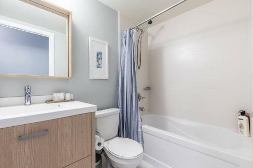 Designer Luxury 3bed Condo King Bed And Desk
