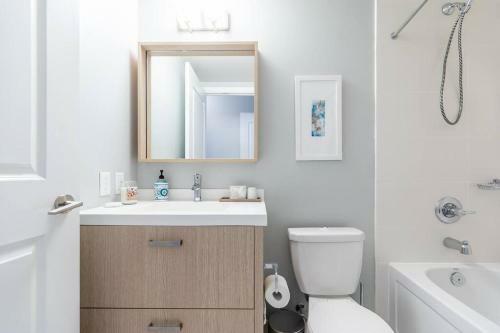 Designer Luxury 3bed Condo King Bed And Desk