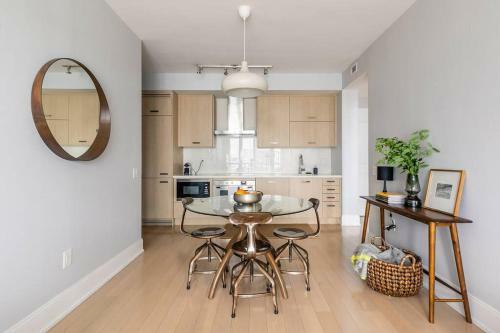 Designer Luxury 3bed Condo King Bed And Desk
