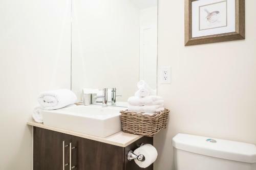 Pristine 2b 21st Flr Condo With Parking Near Cn Tower!