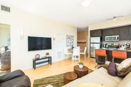 Pristine 2b 21st Flr Condo With Parking Near Cn Tower!