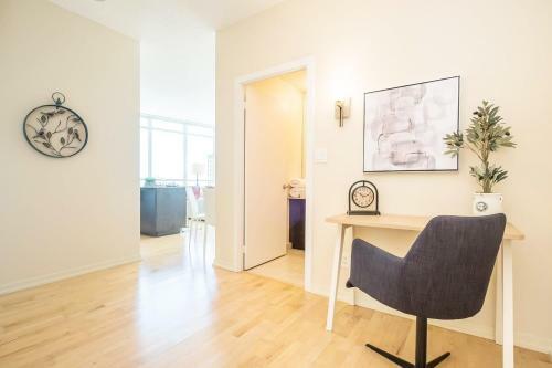 Pristine 2b 21st Flr Condo With Parking Near Cn Tower!