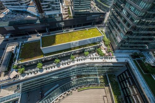 Pristine 2b 21st Flr Condo With Parking Near Cn Tower!