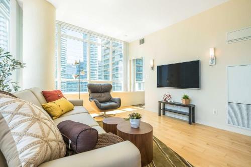 Pristine 2b 21st Flr Condo With Parking Near Cn Tower!
