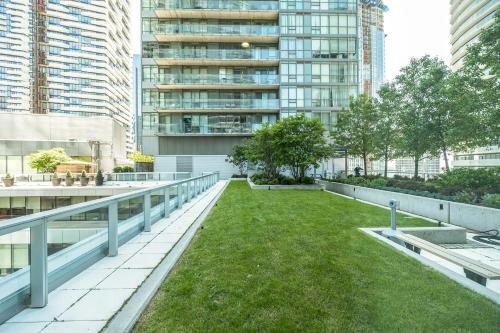 Pristine 2b 21st Flr Condo With Parking Near Cn Tower!