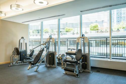 Pristine 2b 21st Flr Condo With Parking Near Cn Tower!