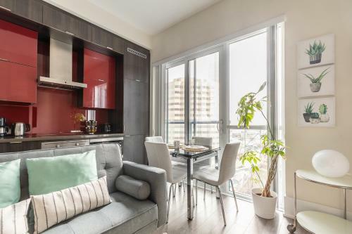 Stunning Cn Tower Views - 1br Upscale Loft - Prime Location!