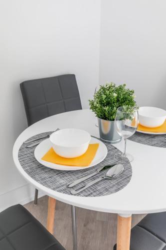 New - 3br Luxury Apartment - Near High Park!