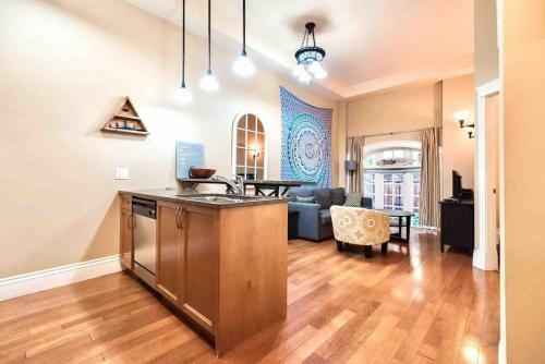 Luxe Condo W/ Private Garden Downtown Victoria