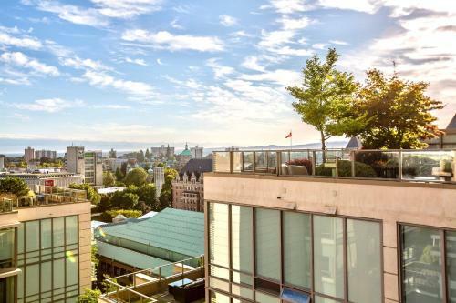 Luxe Downtown Condo With Stunning Views !!