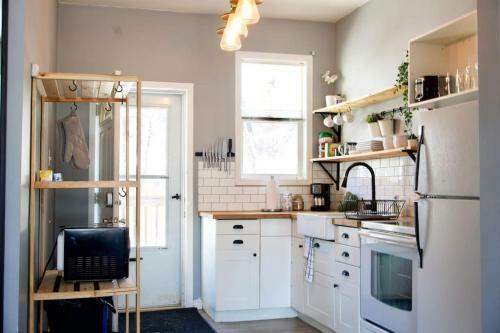 Cozy Home Broadway Great Location With Parking