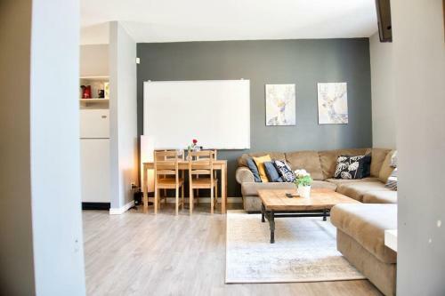 Cozy Home Broadway Great Location With Parking