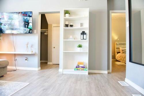 Cozy Home Broadway Great Location With Parking