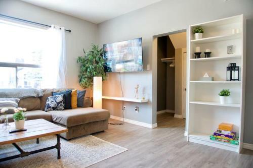 Cozy Home Broadway Great Location With Parking