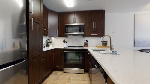Beautiful Marketplace Condo With Mountain Views