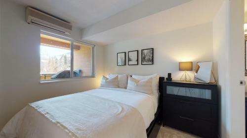 Beautiful Marketplace Condo With Mountain Views