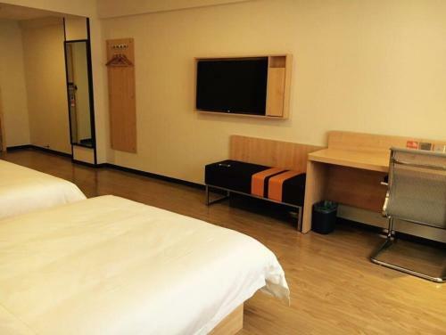 Hotel 7days Premium Chengdu East Railway Station Cade Square