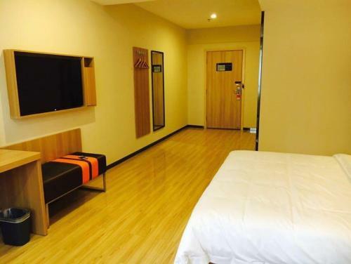 Hotel 7days Premium Chengdu East Railway Station Cade Square