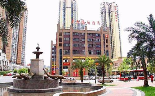 Hotel 7days Premium Chengdu East Railway Station Cade Square
