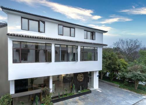 Bai Ri Ming Ding Hotel