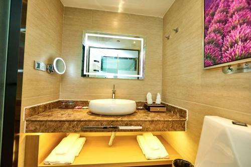 Lavande Hotel Haining Leather City Yintai Branch