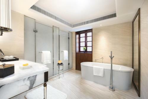 Hotel Capella Shanghai, Jian Ye Li