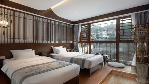 Floral Hotel Fengxue Yeguiren