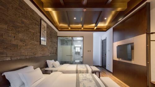 Floral Hotel Fengxue Yeguiren