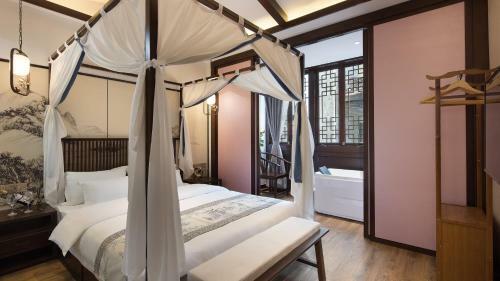 Floral Hotel Fengxue Yeguiren