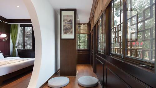Floral Hotel Fengxue Yeguiren