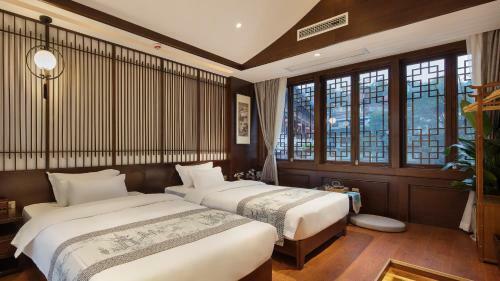 Floral Hotel Fengxue Yeguiren