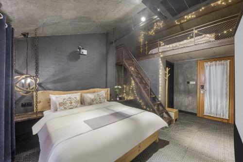 Wuzhen Shiguang Liusheng Gongyi Hotel