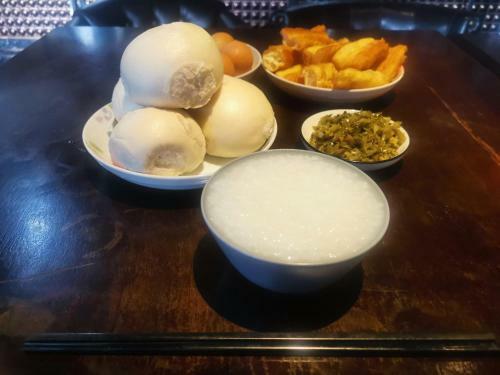 Wuzhen Shiguang Liusheng Gongyi Hotel
