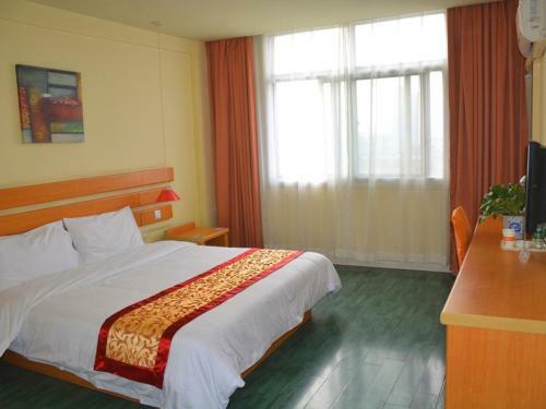 Shell Xinyu City Railway Station Plaza Hotel