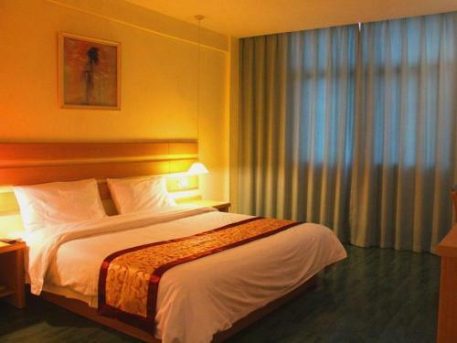 Shell Xinyu City Railway Station Plaza Hotel