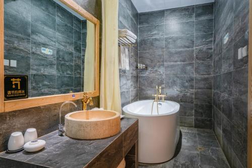 Floral Hotel � Silver Moon Dali
