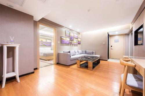 Lavande Hotel Heyuan Wanlong City