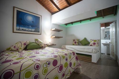 Hostal West House Rooms