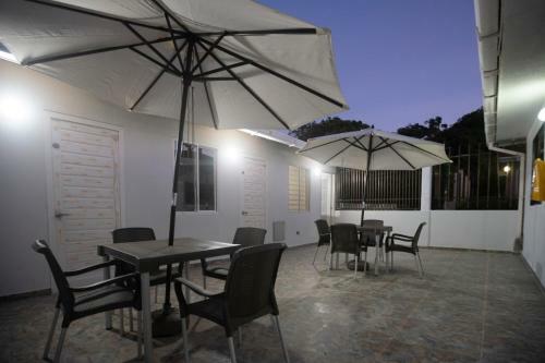 Hostal West House Rooms