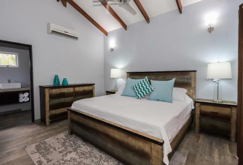 Casa Tres Cocos, Elegant Beachfront Home