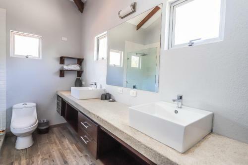 Casa Tres Cocos, Elegant Beachfront Home