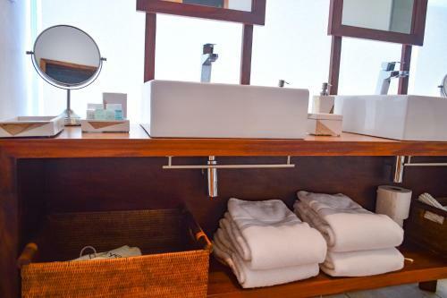 Luxury Villa Stunning Views, Pool & AC Full Service - Sleeps 10