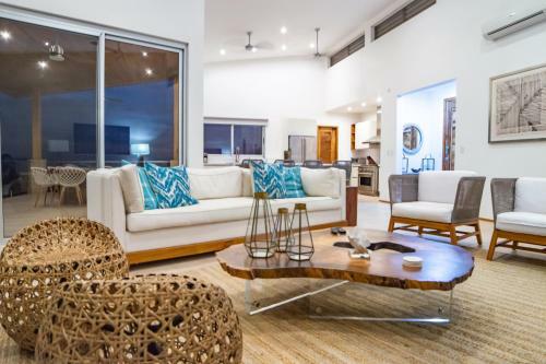 Luxury Villa Stunning Views, Pool & AC Full Service - Sleeps 10