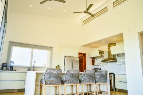 Luxury Villa Stunning Views, Pool & AC Full Service - Sleeps 10