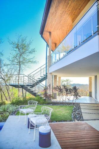 Luxury Villa Stunning Views, Pool & AC Full Service - Sleeps 10
